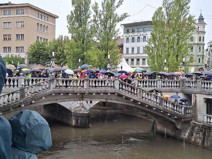 Ljudi ob čakanju ni zmotil niti dež. Tisti najbolj zagreti so se na Tromostovju začeli zbirati že okoli 16. ure. | Foto: Pe. M.