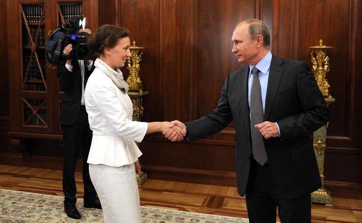 Ano Kuznecovo, ki zagovarja psevdoznanstveno teorijo o telegoniji, je Putin leta 2016 imenoval za vodjo komisije za pravice otrok. Teorija o telegoniji pravi, da rojeni otrok podeduje lastnosti vseh moških, s katerimi je imela njegova mama v preteklosti spolne odnose.  | Foto: Guliverimage/Vladimir Fedorenko