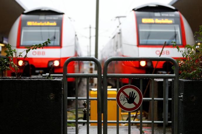 Avstrija vlak | Domnevna storilca je železniško podjetje prijavilo avstrijski policiji, ki ju je identificirala ob pomoči varnostnih kamer na vlakih. | Foto Reuters