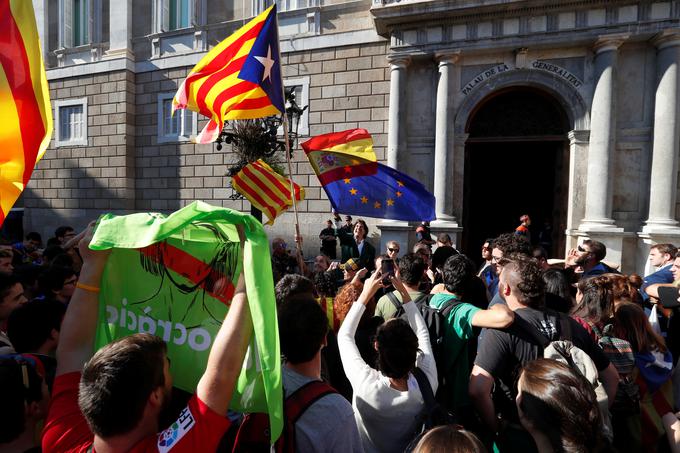 Pred vladno palačo v Barceloni se je popoldan zbrala množica protestnikov, ki so proti sklicu novih regionalnih volitev. | Foto: Reuters