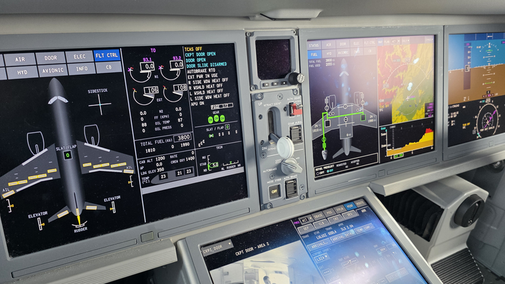Pogled v pilotsko kabino letala Airbus A220 | Foto: Srdjan Cvjetović