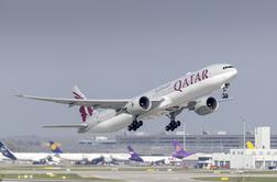 Močna turbulenca na letu iz Dohe: 12 potnikov utrpelo poškodbe, osem so jih odpeljali v bolnišnico