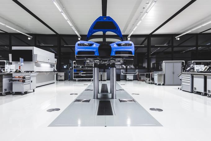 K prepričevanju spada tudi ogled laboratorijsko čiste delavnice, kjer vsakega chirona izdelajo ročno. | Foto: Bugatti