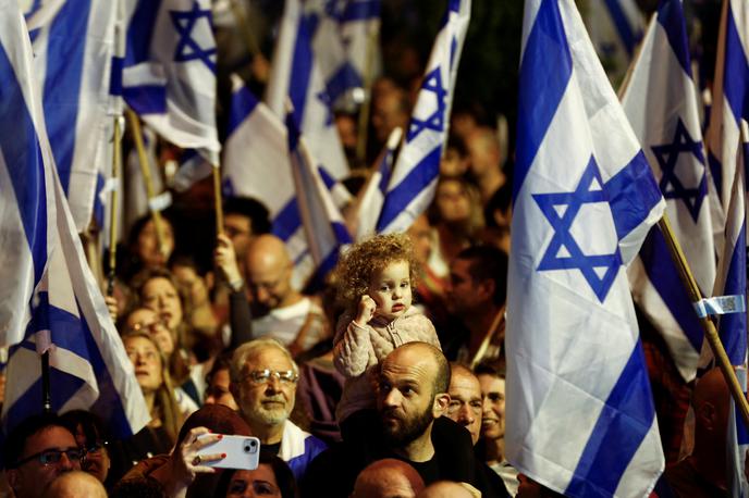 Protest v središču Tel Aviva | Izraelska televizija Channel 12 je ocenila, da se je sobotnega shoda udeležilo približno 150.000 ljudi, Channel 13 pa, da jih je bilo okoli 200.000. | Foto Reuters
