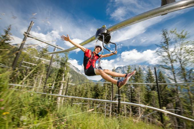 Leteči tobogan (Flying Coaster) predstavlja atraktivno in v slovenskem prostoru ekskluzivno letno-zimsko adrenalinsko doživetje. Obiskovalci se bodo po progi, dolgi dobrih 1.200 metrov, na višini pet do osem metrov, z atraktivnimi zavoji, spuščali tudi do hitrosti 40 km/h. | Foto: arhiv Doppelmayr