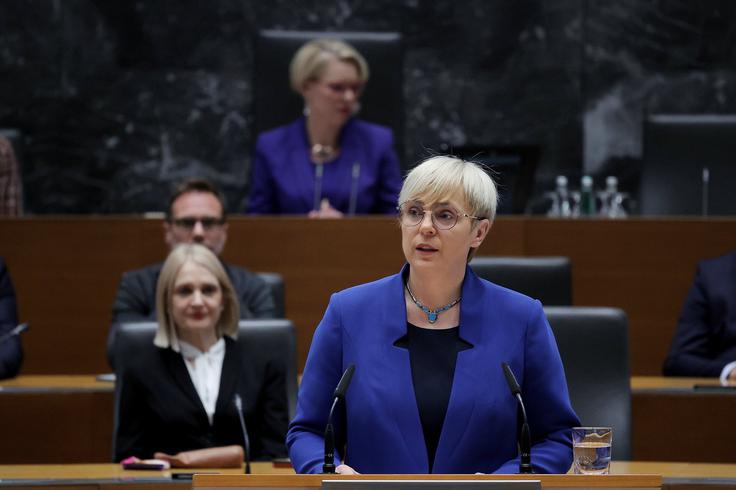 Nataša Pirc Musar Vsem, ki so sodelovali v procesu osamosvajanja, se je zahvalila za njihov odpor, pogum, vložen trud in žrtvovanje. "Nekateri so za našo ključno vrednoto - suverenost - žrtvovali tudi življenje," je spomnila. Suverenost moramo po njenih besedah "varovati kot zaklad, saj je temelj naše svobode in neodvisnosti", je dodala predsednica Nataša Pirc Musar. | Foto: Nataša Pirc Musar/X
