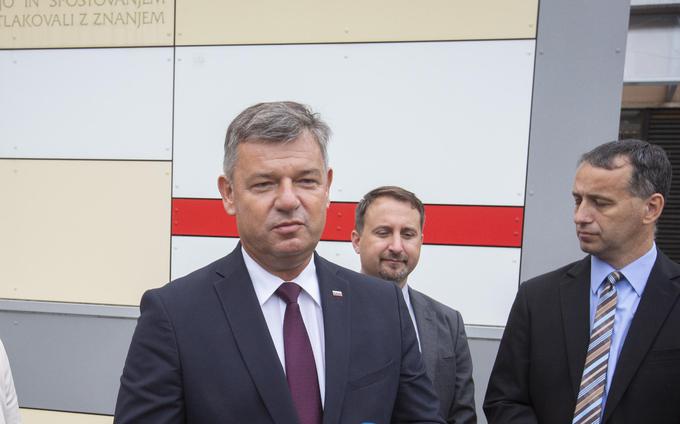 Država Aerodroma Maribor ne bo več subvencionirala, je ob podpisu pogodbe z SHS Aviation marca 2017 dejal takratni infrastrukturni minister Peter Gašperšič. Le dobra dva tedna kasneje je podjetju odobril 185.500 evrov pomoči. | Foto: Bojan Puhek