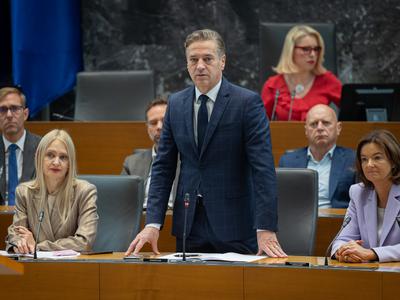 Golobovi vladi ob koncu leta raste podpora