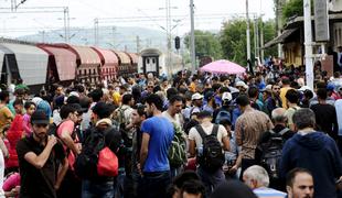 Makedonska policija popustila in v državo spustila vseh 1500 beguncev (foto)