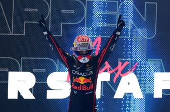 McLaren z veliko napako zapravil dvojno zmago, Max lahko ukrade lovoriko!