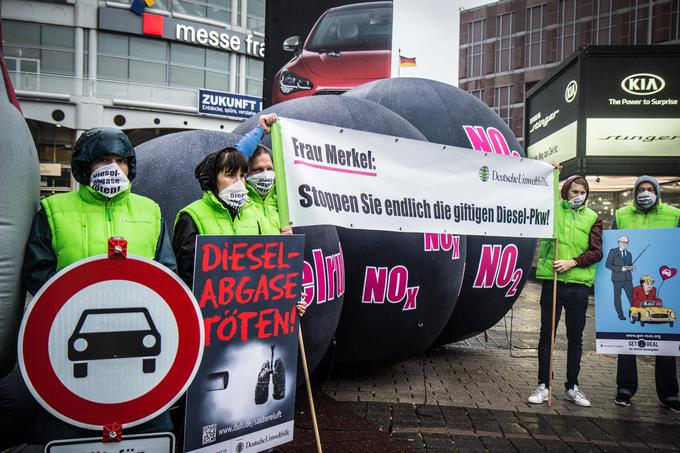 Protest organizacije DUH ob lanskem avtomobilskem salonu v Frankfurtu. | Foto: DUH