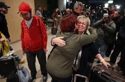 Objemi in solze sreče na Brniku: prvi evakuirani Slovenci so doma