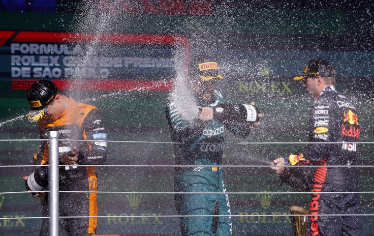 Na stopničkah je bil po dramatičnem razpletu za tretje mesto najbolj razigran Fernando Alonso. | Foto: Reuters