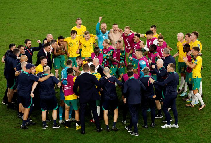 Proslavljanje avstralski nogometašev, ki so verjetno že usmerjeni na naslednjo tekmo. V osmini finala jih čaka Argentina. | Foto: Reuters