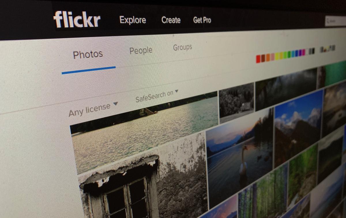 Flickr | Flickr je leta 2004 ustanovilo kanadsko podjetje Ludicorp, že leta 2005 pa ga je v odmevnem prevzemu pod streho vzel Yahoo!. Ta je lani propadel, kar je ostalo od njega, pa je prešlo v last ameriškega telekomunikacijskega giganta Verizon. Od tega je Flickr letos kupilo podjetje SmugMug, ki upravlja z istoimensko platformo za deljenje in shranjevanje fotografij. | Foto Matic Tomšič