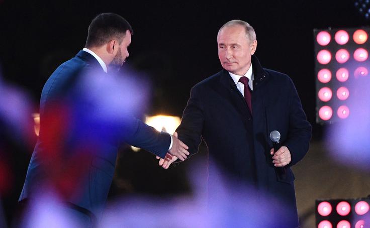 Denis Pušilin in Vladimir Putin 30. septembra lani na slovesnosti ob priključitvi štirih ukrajinskih regij Rusiji. Mednarodna skupnost referendumov za priključitev Rusiji, ki so bili izvedeni v proruskih oziroma vojaško okupiranih proruskih regijah, sicer ne priznava.  | Foto: Wikimedia Commons / Kremlin.ru / Kremelj