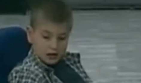 Prepoznate tega znanega slovenskega podkasterja? Nekoč je zaigral v priljubljeni humoristični seriji.