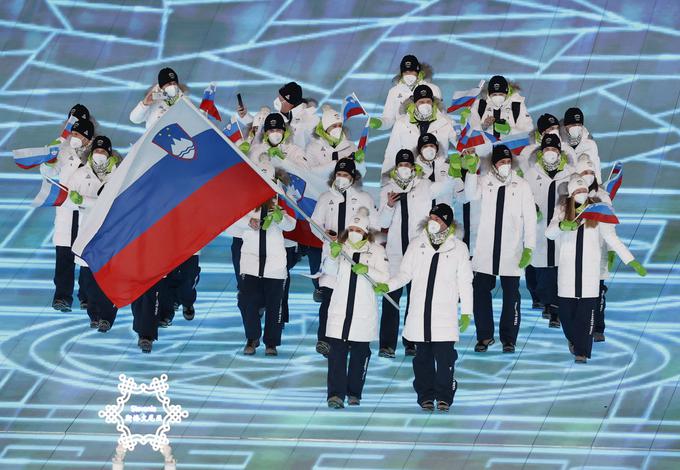 Ilka Štuhec in Rok Marguč sta bila nosilca slovenske zastave na odprtju zimskih olimpijskih iger v Pekingu leta 2022. | Foto: Reuters