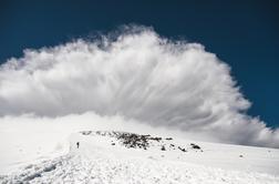 V snežnem plazu v Švici umrl francoski smučar