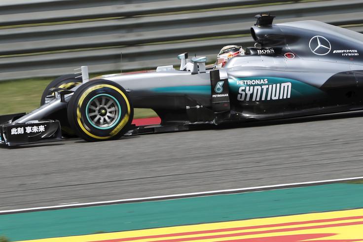 Lewis Hamilton, ki je danes lep čas preživel v boksih, za vodilnim Rosbergom na drugem mestu zaostaja 32 točk. | Foto: 