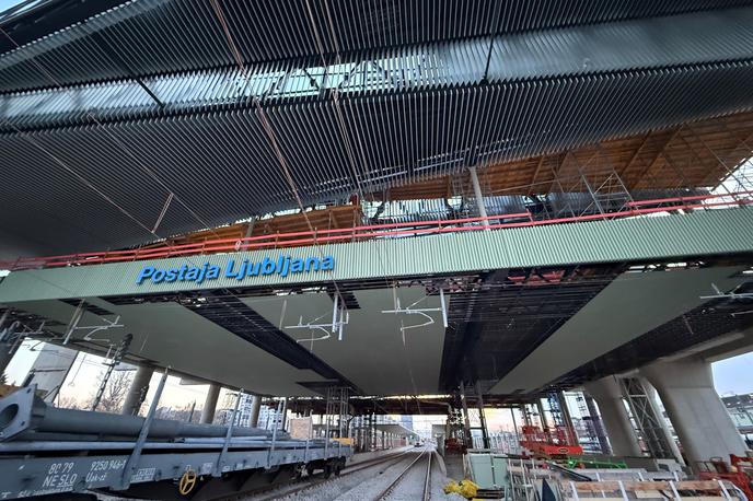 nova ljubljanska železniška postaja | Nova postaja naj bi bila dokončana poleti prihodnje leto. A dela na cestnem omrežju v njeni okolici bodo trajala bistveno dlje. | Foto Direkcija za infrastrukturo