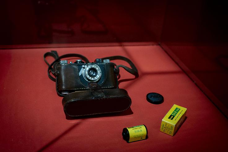 Na ogled je tudi Bressonovo glavno orodje, fotoaparat leica.  | Foto: Ana Kovač