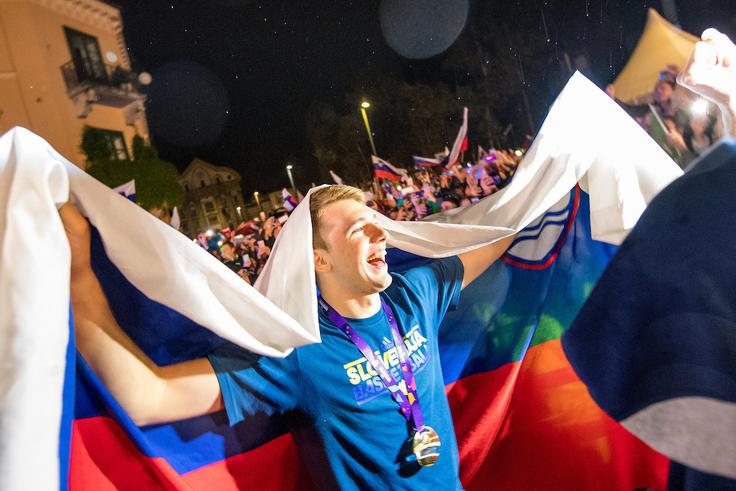 Košarkarji so se po velikem reprezentančnem uspehu že razpršili po klubih. Doma pa ... | Foto: Matic Klanšek Velej/Sportida