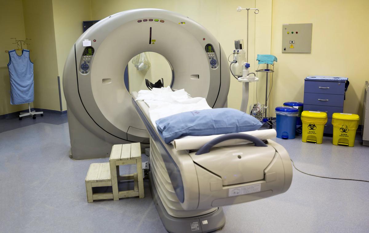 MRI | Pacienti morajo sicer pred slikanjem z MRI ali približevanjem napravi odstraniti kovinske predmete in se preobleči, saj predmeti, ki jih magnetno polje privlači z izjemno silo, lahko povzročijo poškodbe skenerja in tudi pacienta ali zdravstvenih delavcev.   | Foto Guliverimage