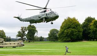 Trumpov helikopter nujno pristal v Veliki Britaniji, na krovu tudi Melania