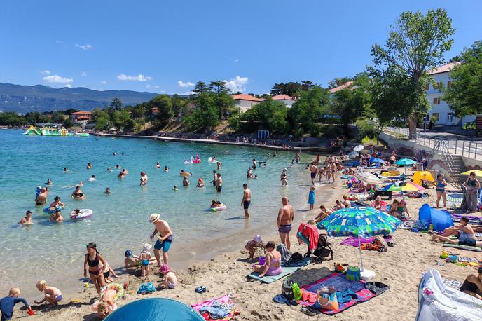 Krk, Šilo | Rezervacija prostora z odlaganjem brisač in ležalnikov že leta povzroča nezadovoljstvo na številnih plažah ob Jadranu. | Foto Ksenija Mlinar