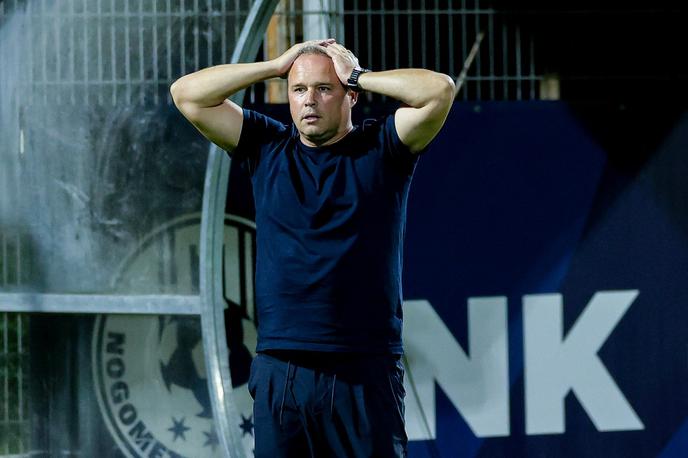 Vitor Campelos | Portugalski trener Vitor Campelos je v zadnjih štirih prvoligaških nastopih osvojil le tri točke. Slabši izkupiček imata v 1. SNL le dva kluba, Radomlje in Mura. Campelos je izgubil službo, v knežje mesto pa se očitno seli Zoran Zeljković. | Foto Aleš Fevžer