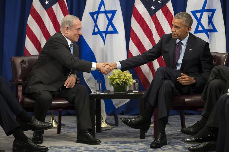 Netanjahu in tudi drugi izraelski politiki (npr. Ehud Barak) so v preteklosti nagovarjali ameriške predsednike in člane administracij, naj skupaj z Izraelom napadejo Iran, a so to zavračali – dokler ni v Belo hišo lani znova prišel Donald Trump. Na fotografiji: Netanjahu in Barack Obama septembra 2016. Nedavno je pricurljala v javnost novica, da naj bi Netanjahu za Obamo, prvega temnopoltega predsednika ZDA, v zasebnih pogovorih posmehljivo uporabljal vzdevek boy (sl. fant). Obama naj bi Netanjahuju to zelo zameril. Takšno naslavljanje ima v ZDA rasistični in vzvišen podton. Poimenovanje fant (boy) za odrasle temnopolte moške se je v času suženjstva in tudi pozneje uporabljalo takrat, ko so se belci skušali izogniti uporabi besede gospod (mister ali sir) za temnopolte ljudi.  | Foto: Guliverimage