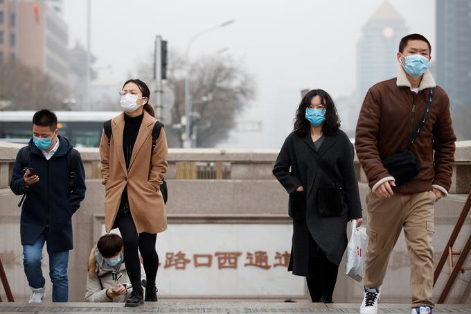 Ubijalski koronavirus je svoj pohod začel lani decembra na Kitajskem. Tam se je po uradnih podatkih z novim koronavirusom okužilo več kot 80 tisoč ljudi, od tega jih je že več kot 3.000 umrlo, več kot 60 tisoč okuženih pa je že okrevalo. | Foto: Reuters