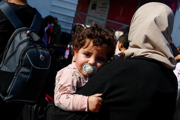 Rafa, Palestina | Egipt zatrjuje, da v trenutnih razmerah ne namerava odpreti prehoda Rafa, dokler izraelska stran, ki izvaja napade tudi na jugu Gaze in na samem območju Rafe, ne bo zagotovila, da je to varno, a obstajajo tudi drugi razlogi za to, da Egipt noče odpreti meje. | Foto Reuters