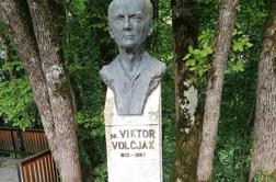 Pred bolnico Franja ukradli doprsni bronasti kip Viktorja Volčjaka