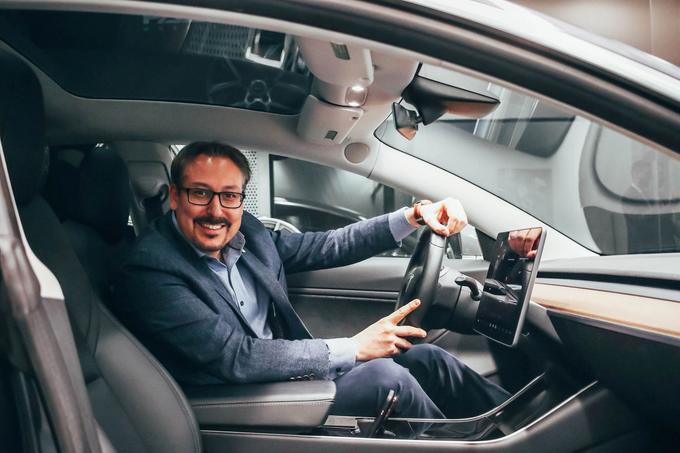  Župan Steve Lussier za volanom tesle model 3 | Foto: Infiniti de Sherbrooke