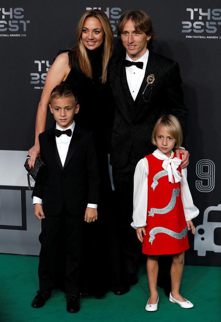 Luka Modrić, ki se je prireditve v Londonu udeležil z družino, je kot kapetan hrvaške reprezentance največ točk namenil Raphaelu Varanu. | Foto: Reuters