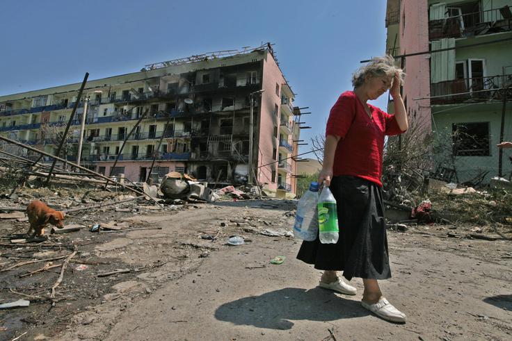 Avgusta 2008 je ruska vojska prišla na pomoč samooklicani državi Južni Osetiji, ki jo je napadla gruzijska vojska. Ruska vojska je prodrla skoraj do gruzijske prestolnice Tbilisi. Na fotografiji: uničene stavbe v gruzijskem mestu Gori po napadu ruske vojske.  | Foto: Guliverimage/Vladimir Fedorenko