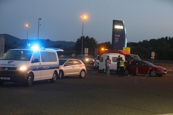 Tragedija na počivališču: Poljak naj bi do smrti povozil svojega otroka