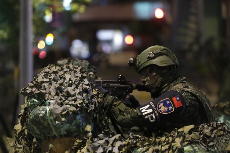 Vojaška vaja Han Kuang letos ni samo daljša, ampak je vanjo vključeno tudi civilno prebivalstvo. Na fotografiji: pripadnik tajvanske vojaške policije med letošnjo vajo Han Kuang. | Foto: Guliverimage