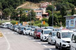 Kolaps na hrvaških avtocestah: številne nesreče, kilometrske kolone in goreči avtomobil