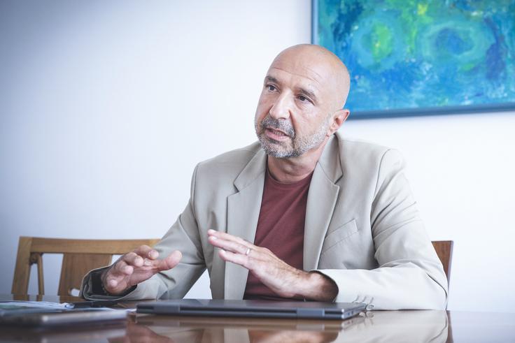 Veliko se zanimamo tudi za iskanju modelov, ki v tujini delujejo že desetletja. Francija je dober primer države, ki je razumela, da ob velikih naravnih nesrečah nihče ne zmore sam. Zato so oblikovali sistem, v katerem tveganja in stroške nosijo prebivalstvo, zavarovalnice in država skupaj. "Zavarovanja za določena tveganja so obvezna, premija pa zaradi velikega obsega zavarovancev dovolj nizka, da je dostopna vsem. Takšnih modelov pa ni mogoče preprosto prenesti iz ene države v drugo, saj so družbene okoliščine različne. V Sloveniji se še vedno precej zanašamo na to, da bo ob večji škodi pomagala država oziroma da se nam takšen dogodek sploh ne bo zgodil. Prav to miselnost bi morali spremeniti." | Foto: Ana Kovač