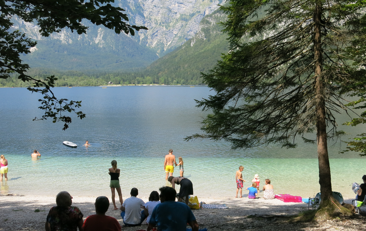 Bohinjsko jezero | V letošnjih prvih osmih mesecih skupaj je Slovenijo obiskalo nekaj več kot pet milijonov turistov, ki so skupaj ustvarili 13,2 milijona prenočitev. | Foto STA