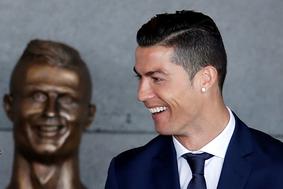 Ponesrečen kip Ronalda zamenjali brez prevelikega pompa