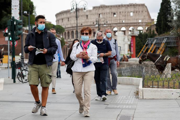 Koronavirus v Italiji | V Italiji so zaščitne maske obvezne povsod, razen v zasebnih domovih. | Foto Reuters
