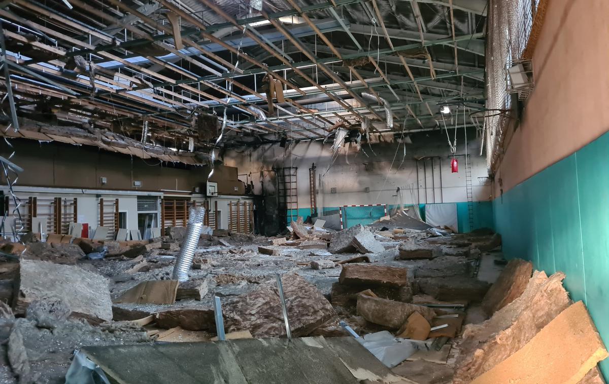 Osnovna šola Dušana Muniha Most na Soči, požar, gasilci | Ne vedo še točno, zakaj je zagorelo. | Foto STA