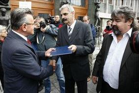 Hišniki s peticijo za spremembo stanovanjskega zakona