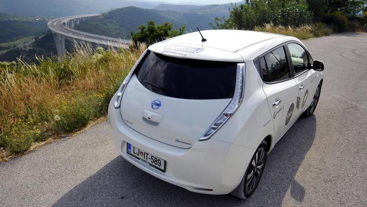 Pred dobrimi tremi leti je bil realnost še prvi nissan leaf s skromno baterijo, ki je zagotavljala le dobrih sto kilometrov dosega.  | Foto: Gregor Pavšič