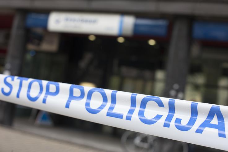 Tistega, ki na vlogo priče pristane, morajo policisti pred začetkom opozoriti, naj pazi na to, kako se preiskava opravlja, in da lahko pred podpisom zapisnika poda svoje ugovore, če meni, da vsebina dokumentiranega ni pravilna. | Foto: 