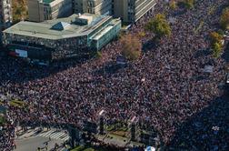 Izreden prizor iz Srbije: Na ulice na tisoče ljudi